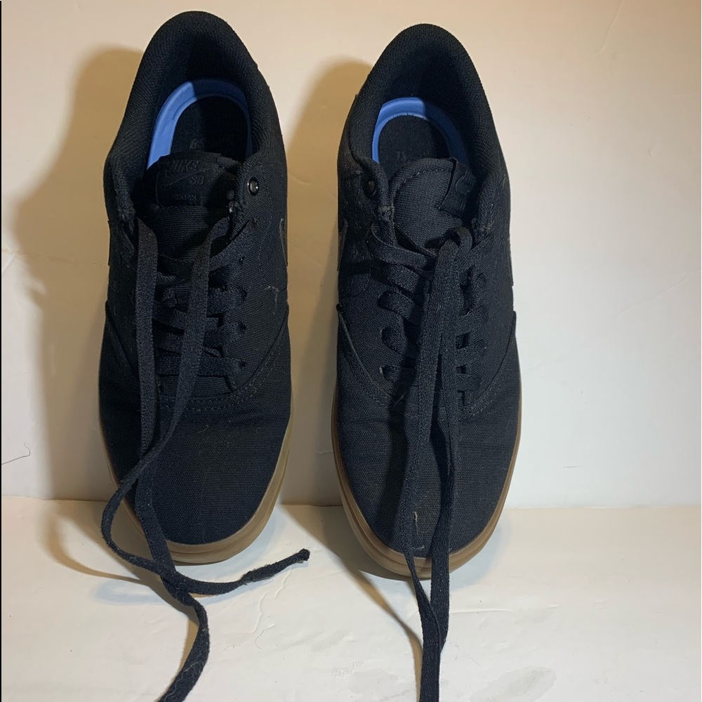 Nikes low top sneakers